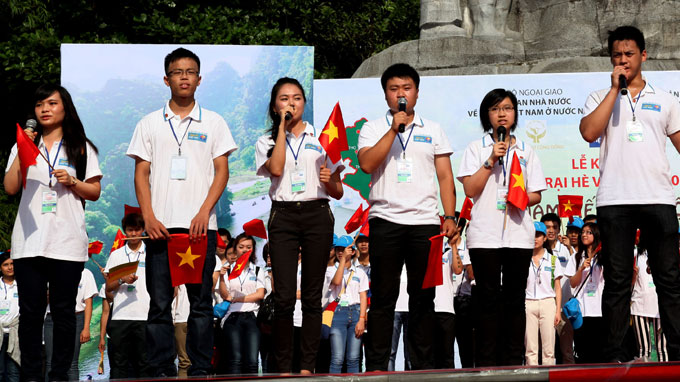 កម្មវិធីបោះជំរុំវិស្សមកាល៉១០ឆ្នាំតាមសំលេងដង្ហោយហៅពីប្រភពដើម "